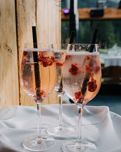 Hochzeits Aperitif eisgekühlt bei einer Berghochzeit in Österreich im Vermala Wirt